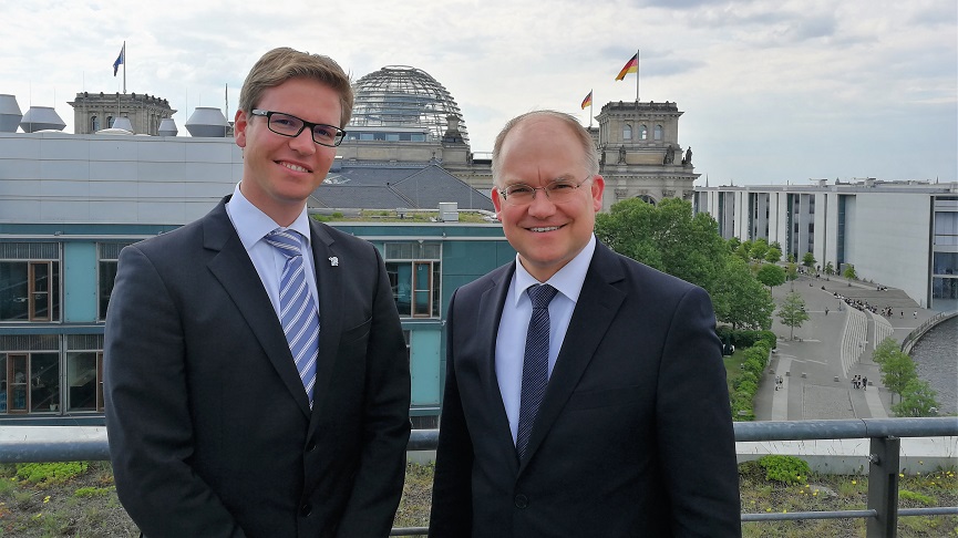 Wirtschaftsjunior Nico Fuchs und Sebastian Brehm, MdB